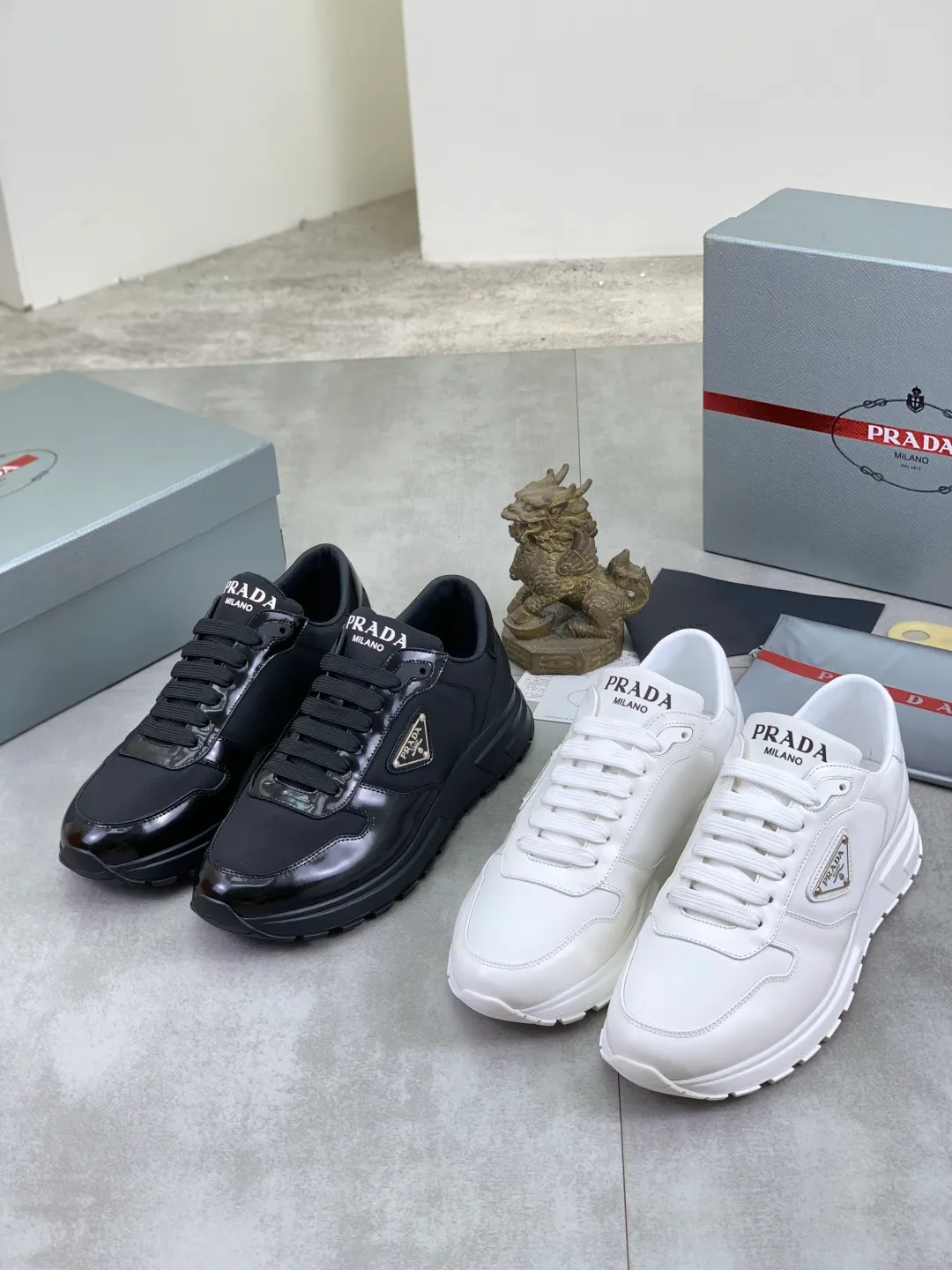 Men's shoes 💰P540 new (higher version) new PRADA (Prada) classic models are on the market at the same time, new men's shoes, 😘fabrics are selected from original imported calfskin. First layer of imported cowhide lining. The original version is awesome! 👍🏿Original open-molded non-slip PU outsole, with exquisite lines, simple and elegant, super comfortable and classy on foot, suitable for leisure travel. Code number: 38-45 (46 customized) 2️⃣ colors available